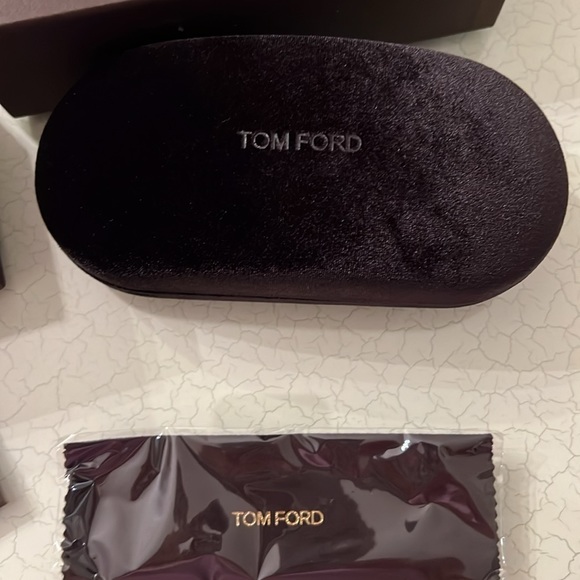 NWB Authentic Tom Ford Luxury Sunglasses Velvet Case + Cleaning Cloth + Box. - Picture 2 of 10